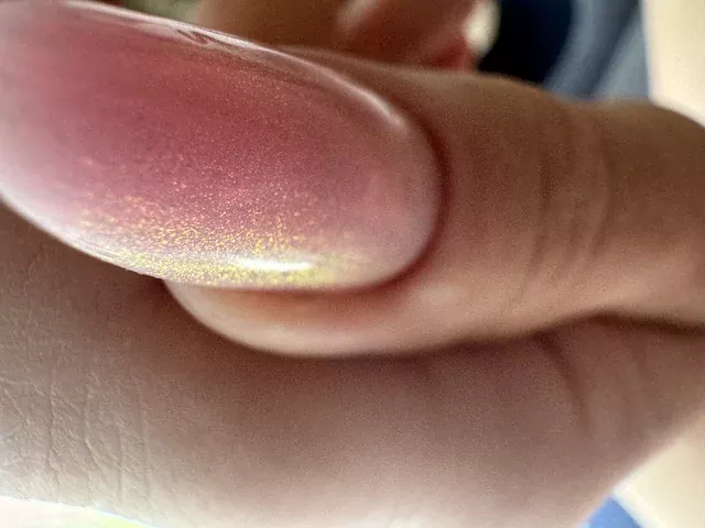 Modellage in Rosé mit Gold-Schimmer
