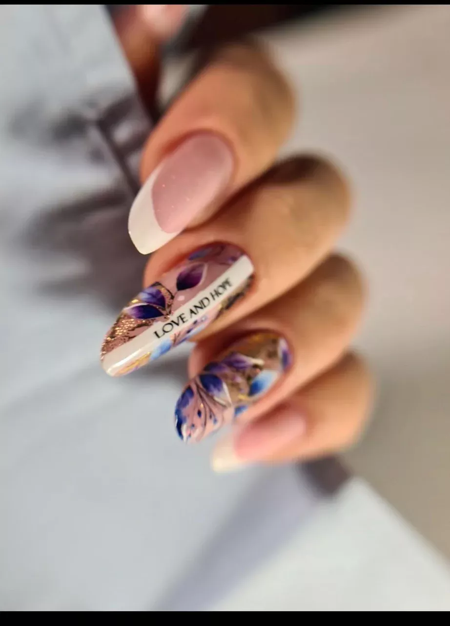 Florales Nail-Art Design mit Blattgold