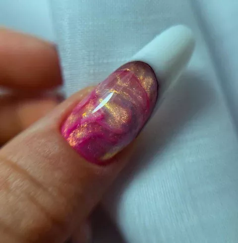Detailaufnahme einer Modellage in Pink und Gold – Dual Forms Masterclass